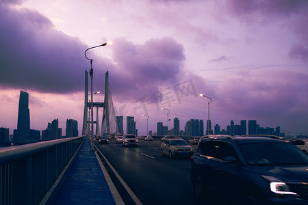 仰视摄影照片_武汉城市建筑夜晚交通长江二桥仰视摄影图配图