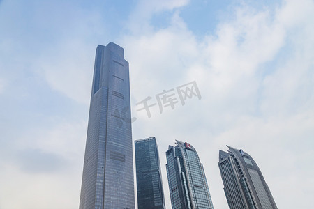 科技条摄影照片_城市建筑下午高楼路上仰视摄影图配图