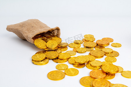货币储蓄棚拍金币和钱袋子室内静物摄影图配图