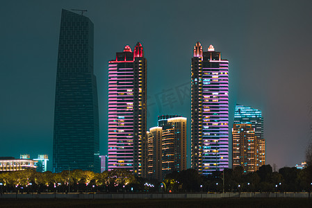 长方体圆摄影照片_武汉城市建筑夜晚居民楼黄浦路仰拍摄影图配图