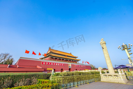 优秀红旗摄影照片_北京中午天安门古建筑旅游摄影图配图