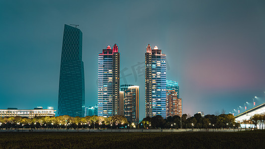 长方形圆角对话框摄影照片_武汉城市建筑夜晚居民楼黄浦路仰视摄影图配图