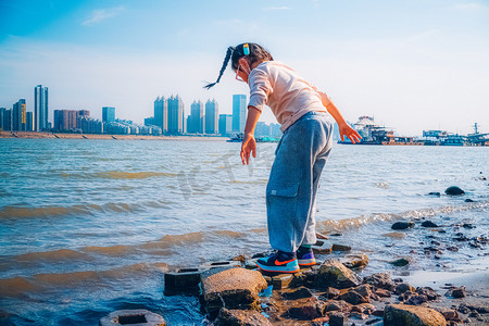 玩水的小女孩晴天女孩汉口江滩游玩摄影图配图