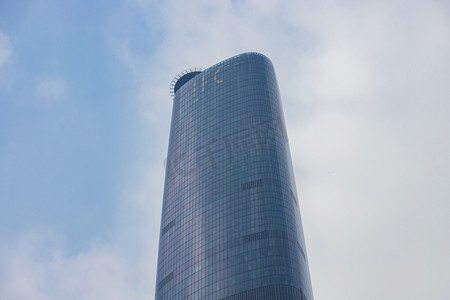 金融摄影照片_广州西塔下午建筑天空仰视摄影图配图