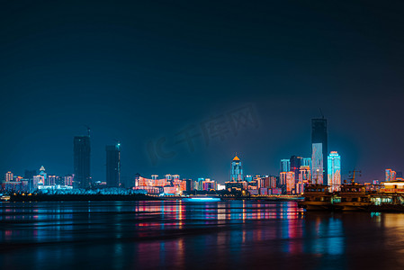 武汉城市建筑夜晚城市夜景武昌江滩长曝光摄影图配图