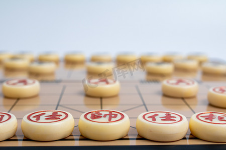 中国象棋室内红色象棋博弈室内静物摄影图配图