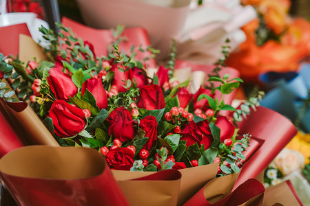 玫瑰瓣与甜点摄影照片_鲜花玫瑰花束礼物送礼摄影图配图