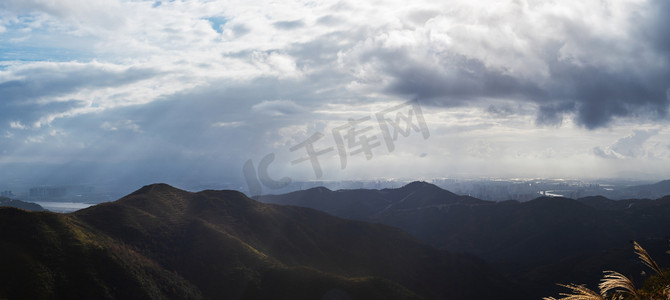山顶云摄影照片_瑞安市西湾山峰下午山峰云彩山上无摄影图配图