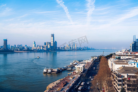 中国加油武汉加游摄影照片_武汉城市建筑群晴天白天建筑群武昌江滩俯视摄影图配图