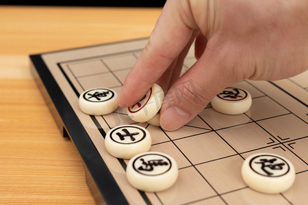 中国象棋棚拍下棋将军的手室内棚拍摄影图配图