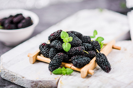 桑葚白天桑葚木板上摆放摄影图配图