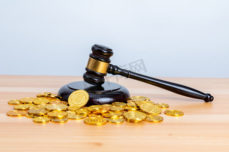 法律桌面法官法槌与金币消费维权概念摄影图配图