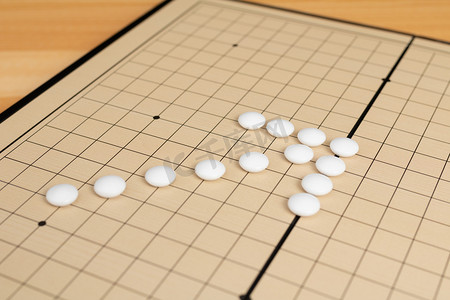 围棋棚拍白棋箭头室内静物摄影图配图