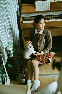 美女学生白天一个女学生在钢琴室手捧小羊坐在地上摄影图配图