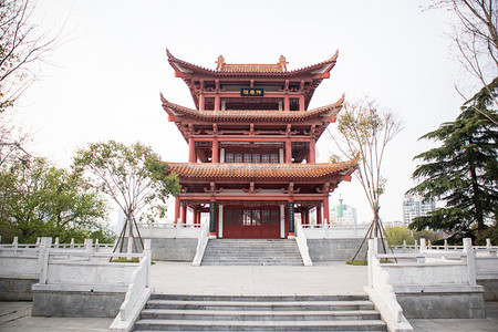 复古风景图摄影照片_卷雪楼下午楼阁建筑景观摄影图配图