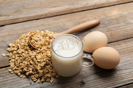 荠菜煮鸡蛋摄影照片_健康饮食早餐燕麦鸡蛋牛奶桌面静物摄影图配图