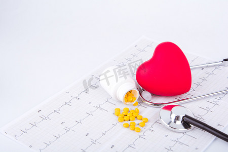 爱心传递无偿献血摄影照片_医疗白天心脏桌子上摆放摄影图配图