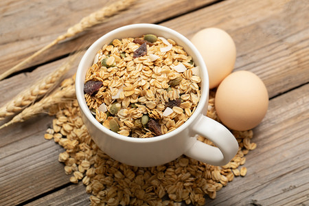 早餐桌面摄影照片_健康营养早餐燕麦桌面静物摄影图配图
