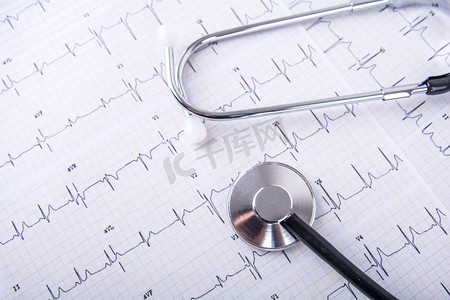 心脏毒性摄影照片_医疗白天听诊器心电图放置摄影图配图