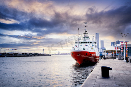 海洋球池摄影照片_码头傍晚科考船船海边风景摄影图配图