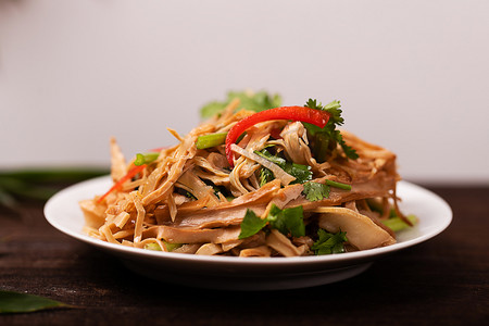 椿芽笋丝摄影照片_春笋炒笋丝竹笋饮食美食摄影图配图