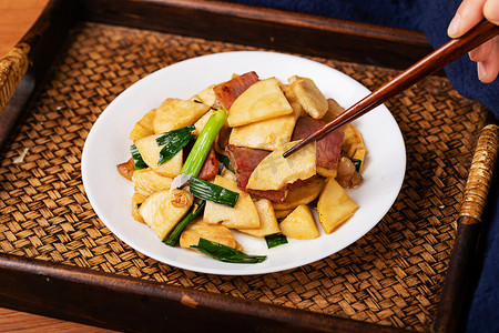 笋炒肉摄影照片_春笋食材笋炒肉新鲜饮食摄影图配图