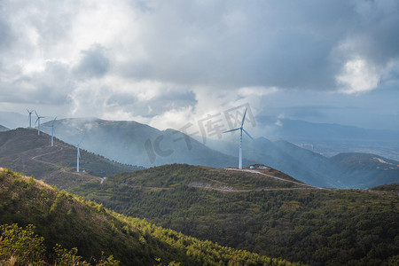 绿色山峰摄影照片_瑞安市西湾山上风电下午风电山峰无摄影图配图