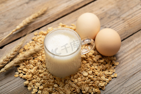 健康餐饮早餐燕麦牛奶桌面静物摄影图配图