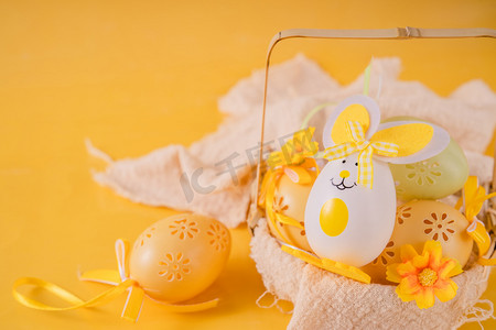 黄色清新可爱摄影照片_复活蛋可爱兔子复活蛋摆拍摄影图配图