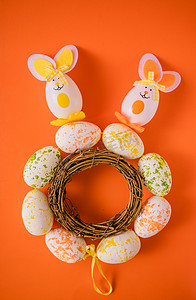 小清新橘色背景摄影照片_兔子复活蛋复活节节日摆拍摄影图配图