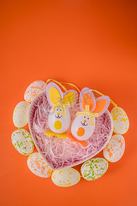 小清新橘色背景摄影照片_可爱复活节兔子节日摆拍摄影图配图
