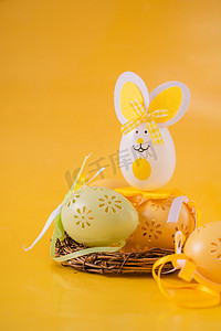 黄色清新可爱摄影照片_复活节可爱兔子复活蛋摄影图配图