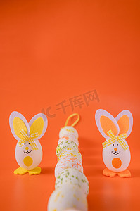 小清新橘色背景摄影照片_复活节可爱兔子复活蛋摆拍摄影图配图