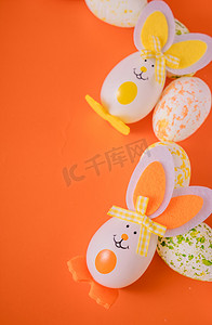 小清新橘色背景摄影照片_复活节兔子摆拍节日复活蛋摄影图配图