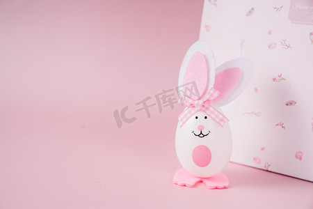 梦幻海报粉色摄影照片_粉色背景清新兔子复活节摄影图配图