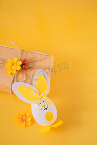 兔子黄色摄影照片_复活节可爱清新兔子摆拍摄影图配图