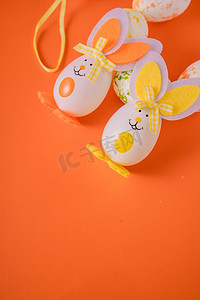 橘色装饰摄影照片_复活节复活蛋节日兔子摆拍摄影图配图