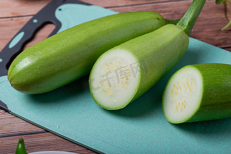 绿色蔬菜西葫芦切开食材摄影图配图