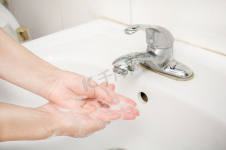 洗手摄影照片_个人清洁白天一个女人水池边洗手摄影图配图