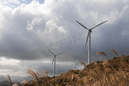 电风车摄影照片_瑞安市西湾风电机下午风电山上摄影图配图