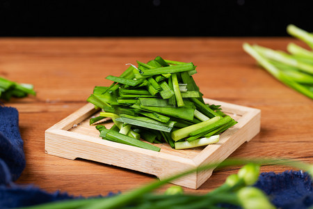 蔬菜配菜割韭菜食材饮食摄影图配图