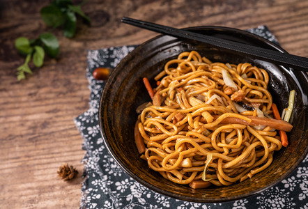 美味面条摄影照片_面条美食炒面中餐食品摄影图配图