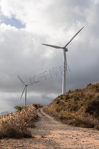 风力发电机摄影照片_西湾风力发电机下午风电山上无摄影图配图