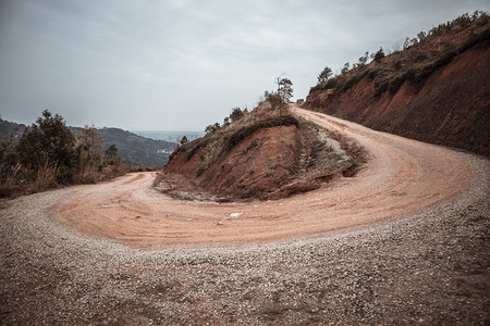 乡村道路摄影照片_山顶的道路公路阴天道路山路无摄影图配图