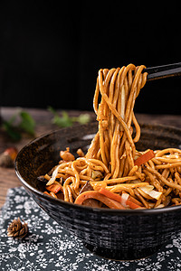 美食拌粉摄影照片_面食面条炒面食品美食摄影图配图