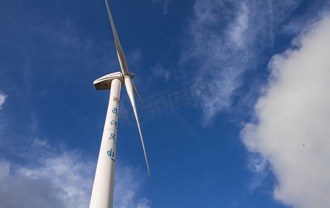 电桩摄影照片_西湾风电机下午风电天空摄影图配图
