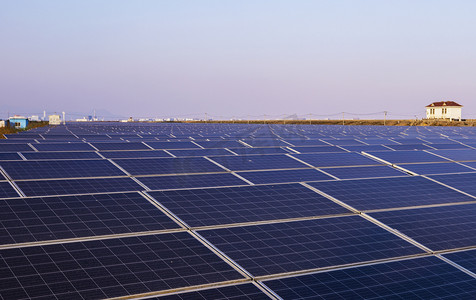 太阳能摄影照片_新能源光伏太阳能发电站摄影图配图