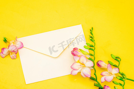 花朵和信封白天花朵信封室内背景摄影图配图