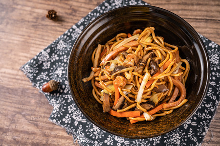 美食拌粉摄影照片_面食炒面食品中餐面条摄影图配图