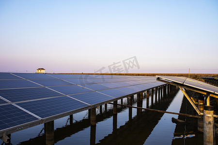 电房子摄影照片_瑞安市太阳能光伏下午太阳能发电站摄影图配图